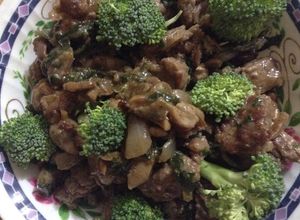 Una foto de Carne guisada con brócoli