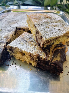 Una foto de Bizcochuelo marmolado de chocolate blanco y chocolate negro