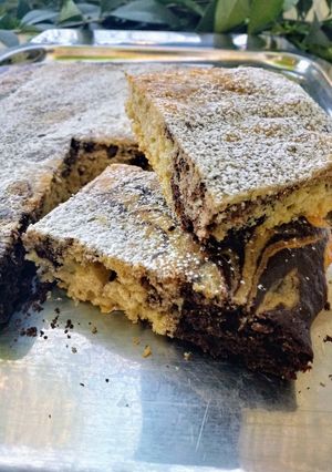 Una foto de Bizcochuelo marmolado de chocolate blanco y chocolate negro