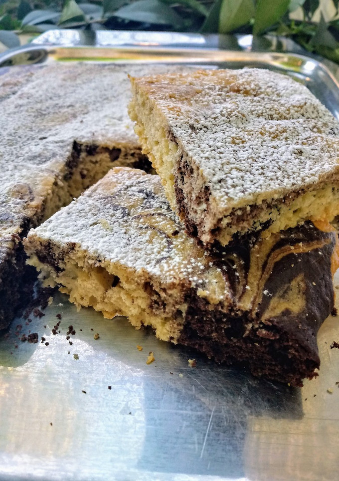 Una foto de Bizcochuelo marmolado de chocolate blanco y chocolate negro