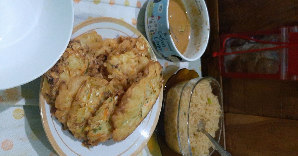 Bihun goreng, bakwan sayur, sambal kacang. Menu buka puasa😁
