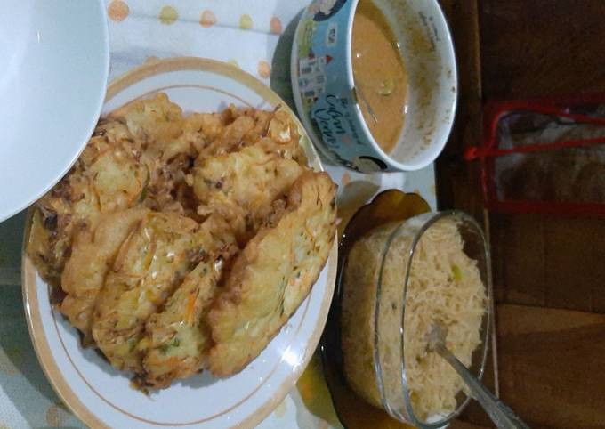Bihun goreng, bakwan sayur, sambal kacang. Menu buka puasa😁