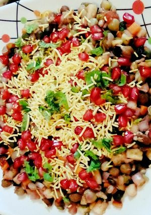 A picture of Mixed Sprouts Bhel.