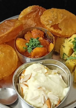 કેસર ઇલાયચી શ્રીખંડ (Kesar Elaichi Shrikhand Recipe In Gujarati) રેસીપી મુખ્ય ફોટો