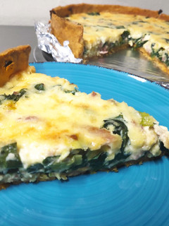 Una foto de Quiche de lacón y espinacas con masa colorada
