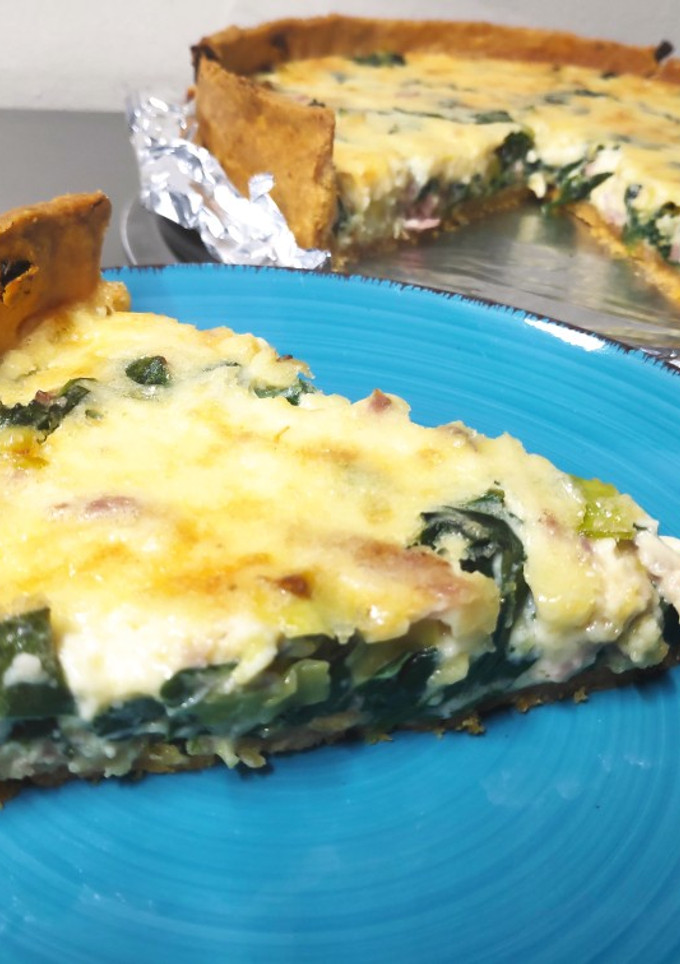 Una foto de Quiche de lacón y espinacas con masa colorada