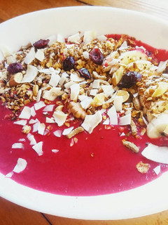 Una foto de Desayuno saludable! Bowl de Yoghurt y remolacha con banana y granola casera 💕😋