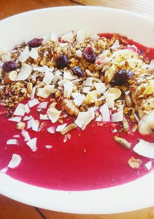 Una foto de Desayuno saludable! Bowl de Yoghurt y remolacha con banana y granola casera 💕😋