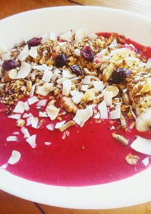 Una foto de Desayuno saludable! Bowl de Yoghurt y remolacha con banana y granola casera 💕😋