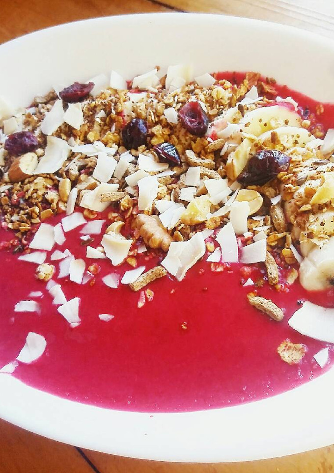Una foto de Desayuno saludable! Bowl de Yoghurt y remolacha con banana y granola casera 💕😋