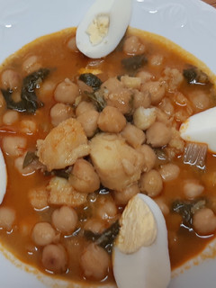Una foto de Garbanzos con bacalao y acelgas