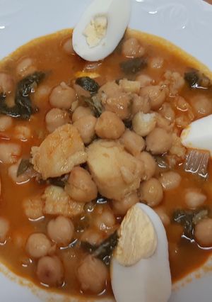 Una foto de Garbanzos con bacalao y acelgas
