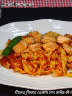 Una foto de Pasta fresca casera con salsa de tomate y salmón