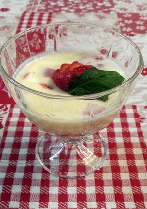 Une photo de Panna cotta aux fraises et chocolat blanc