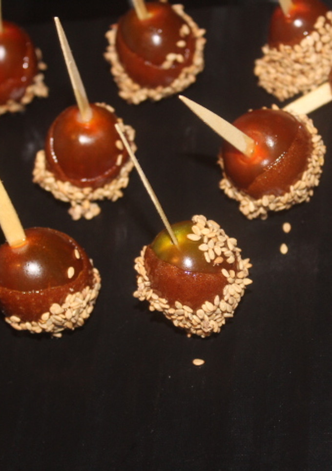 Una foto de Tomates cherrys caramelizados con sésamo