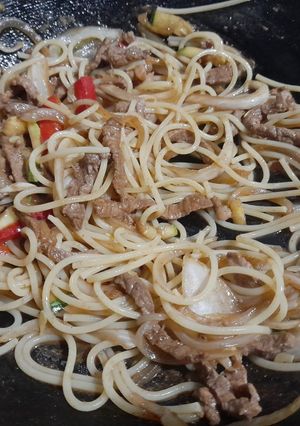 Una foto de Wok de carne, vegetales y tallarín