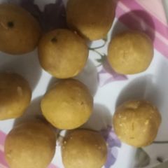 A picture of Besan ladoo.