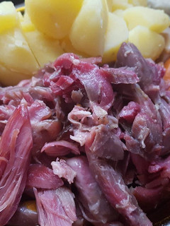 Una foto de Codillo de cerdo, con chorizo y Patatas!!😋🍴