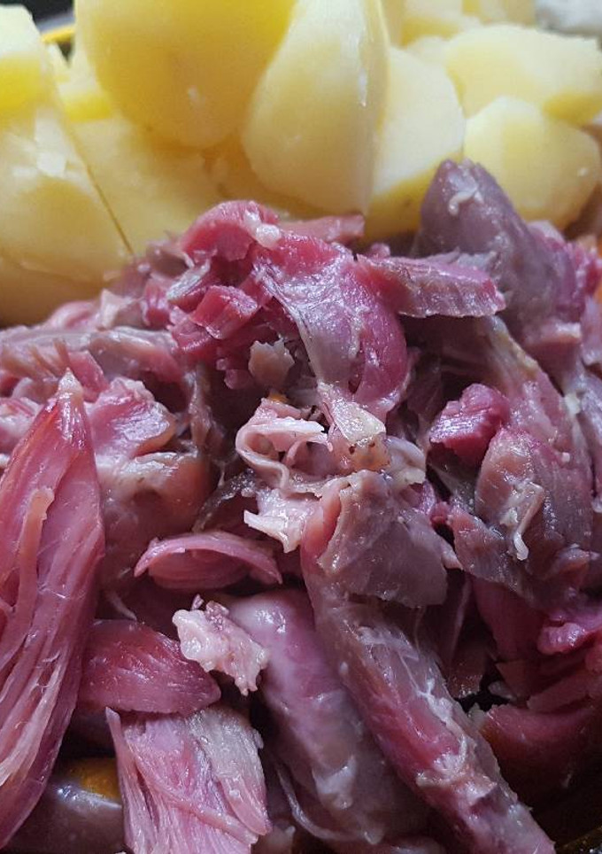 Una foto de Codillo de cerdo, con chorizo y Patatas!!😋🍴