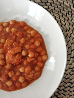 Una foto de Garbanzos con langostinos