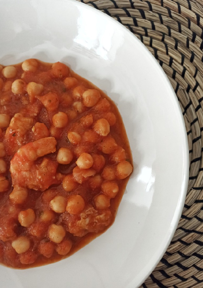 Una foto de Garbanzos con langostinos