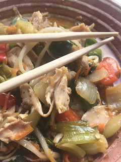 Una foto de Chop-suey de verduras...y con pollo