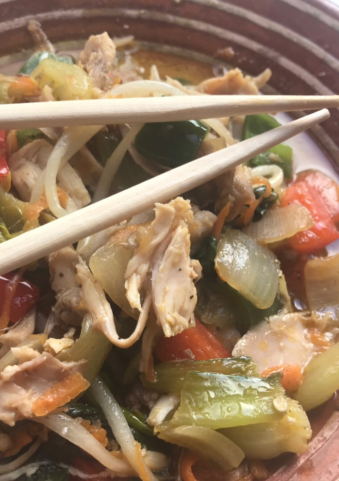 Una foto de Chop-suey de verduras...y con pollo