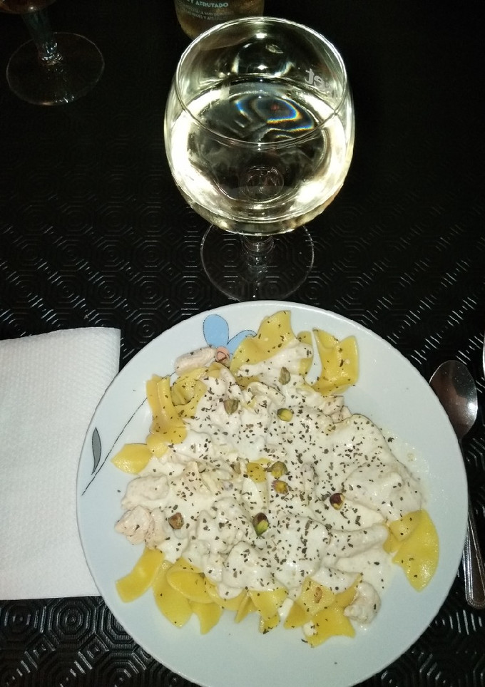 Una foto de Pasta fresca al limón y salsa de pistachos