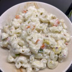 A picture of Cheesy white sauce pasta.