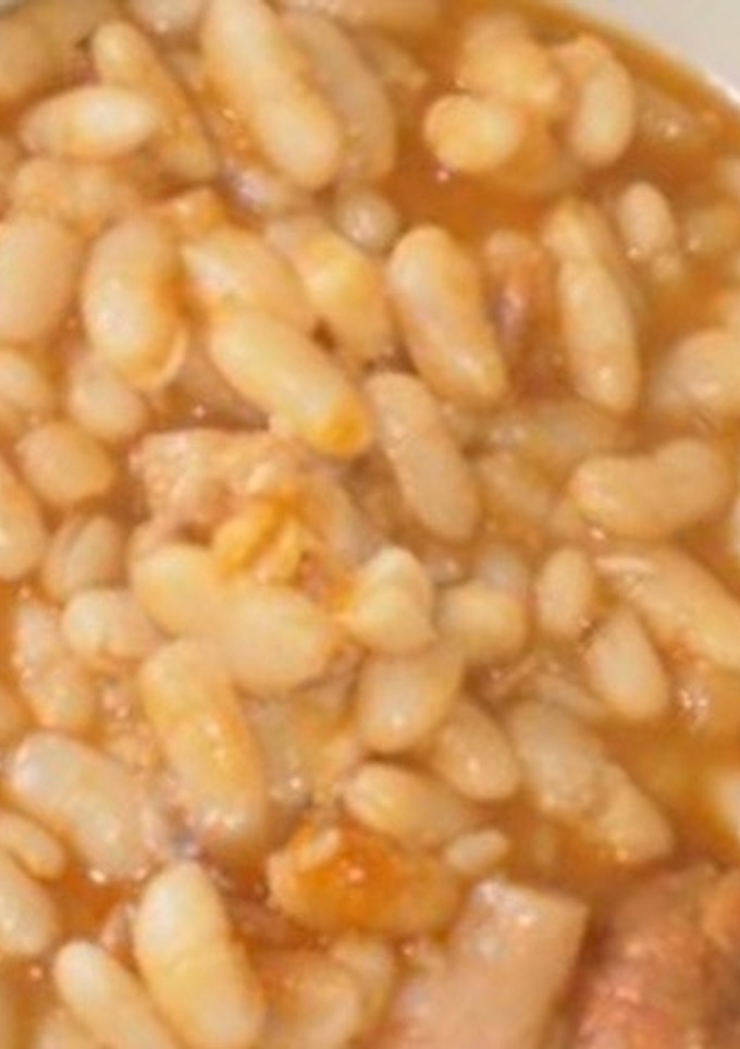 Una foto de Alubias blancas con arroz, chorizo y costilla