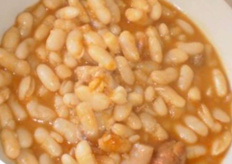 Alubias blancas con arroz, chorizo y costilla