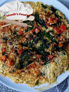 Una foto de Tortilla de jamón, espinacas y vegetales