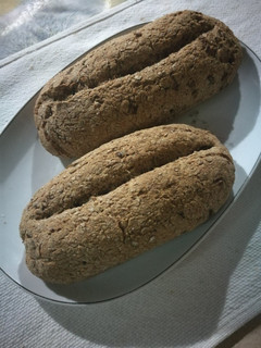 Una foto de Pan con harina integral y aceitunas