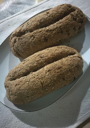 Una foto de Pan con harina integral y aceitunas