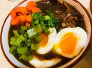 Una foto de cerdo en salsa teriyaki