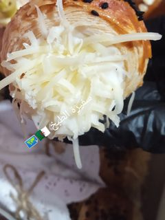 صورة لوصفة كورني بالعجينة المورقة و كريمة الجبن