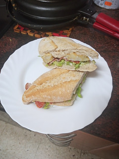 Una foto de Bocadillo de tortilla de papas diferente