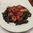 Tallarines negros con gambas y calamares