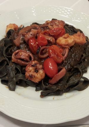 Una foto de Tallarines negros con gambas y calamares