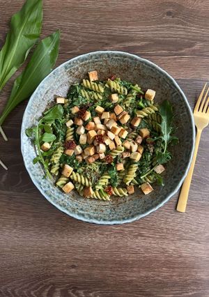 Medvehagymás Pesztós Tészta 🌱 TÉNÉ Recept|Pirított Tofuval és Aszalt Paradicsommal recept fotója