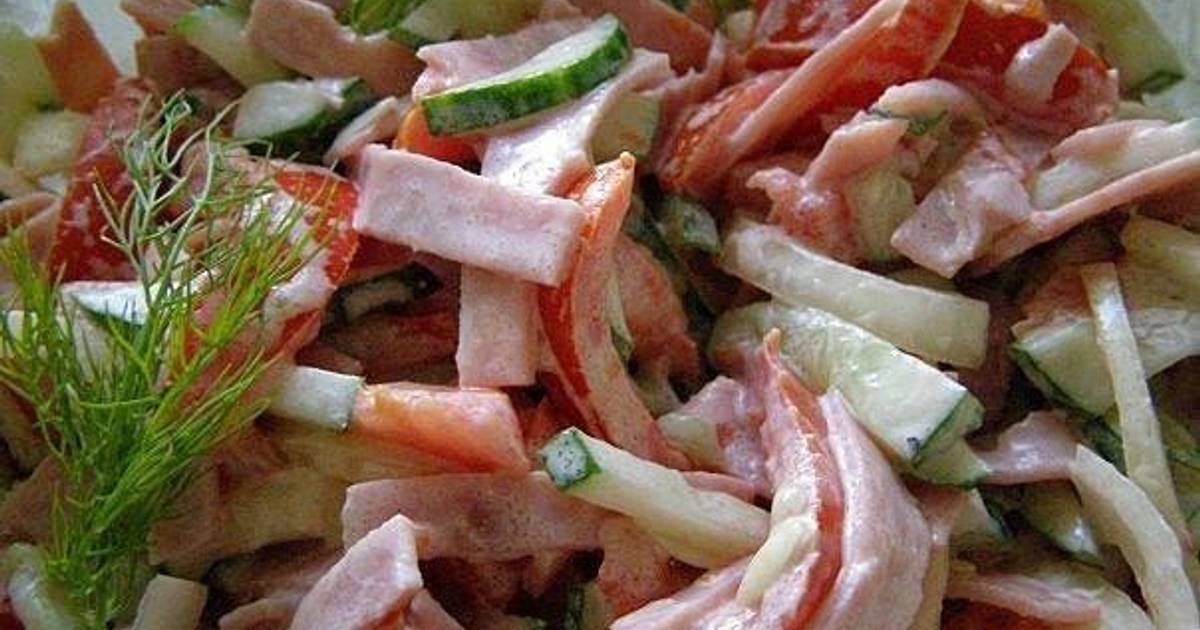 Салат из ветчины с сыром и помидорами с зеленым горошком