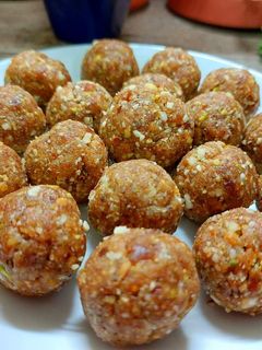 खजूर ड्रायफ्रुट्स लाडू (Khajur Dry Fruits Ladoo Recipe In Marathi) रेसिपी चे मुख्य फोटो