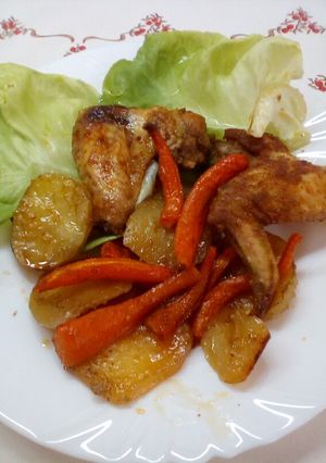 Csirkeszárnyak körettel egybe sütve recept fotója