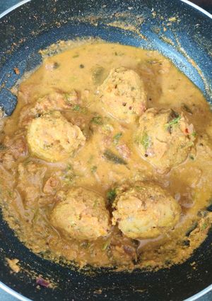 A picture of Paruppu urundai gravy.