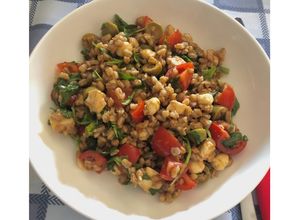 Foto di Insalata di farro con mozzarelle, olive verdi, pomodorini e rucola 🍅🌱