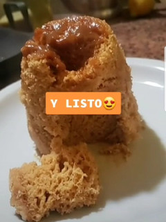 Una foto de Mug cake de dulce de leche