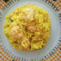 Una foto de Arroz con gambas y calabacín