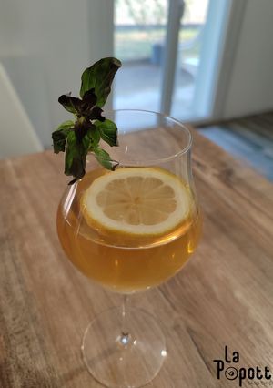 Une photo de Thé glacé citron basilic thaï