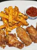 Alas de pollo adobadas y bastones de camote amarillo asado