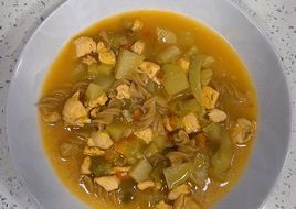 Sopa de frango com quiabo